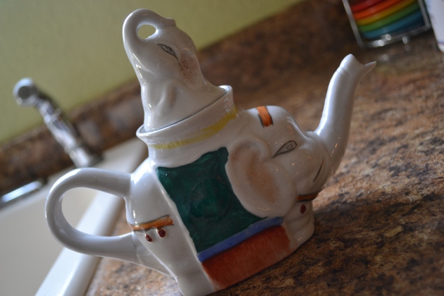 Picture of an tea pot shaped like an elephant with baby
